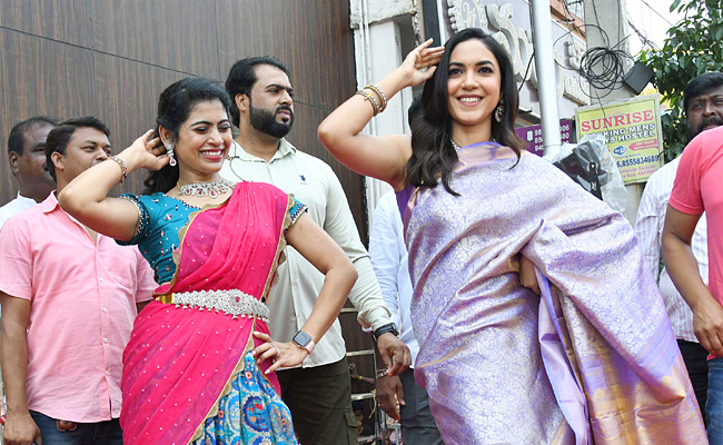 Rituvarma Visits Shopping Mall At Khammam photos - Sakshi4