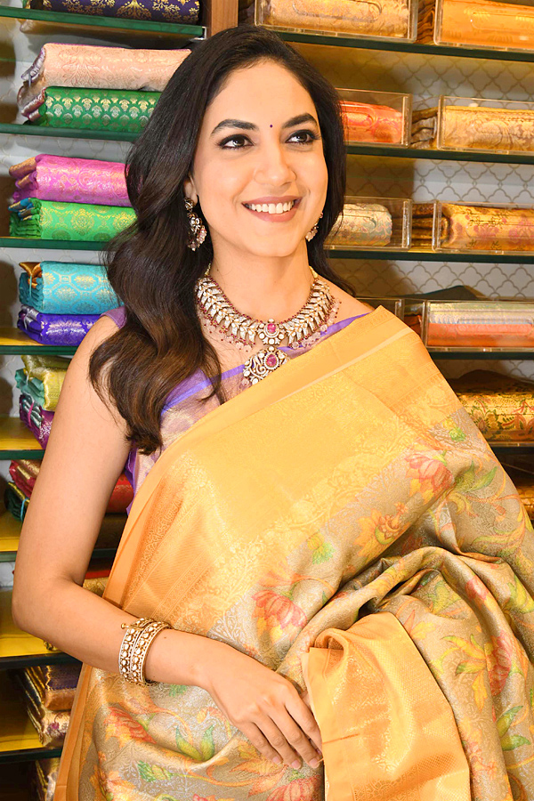 Rituvarma Visits Shopping Mall At Khammam photos - Sakshi6