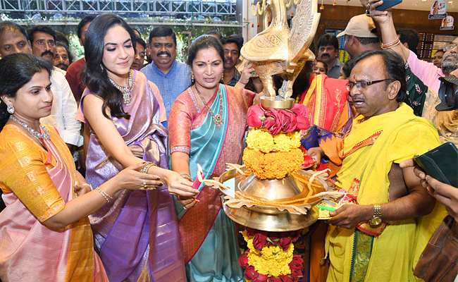 Rituvarma Visits Shopping Mall At Khammam photos - Sakshi7