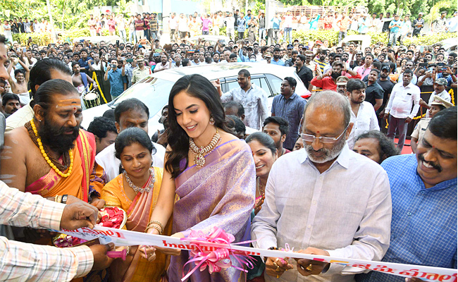 Rituvarma Visits Shopping Mall At Khammam photos - Sakshi8