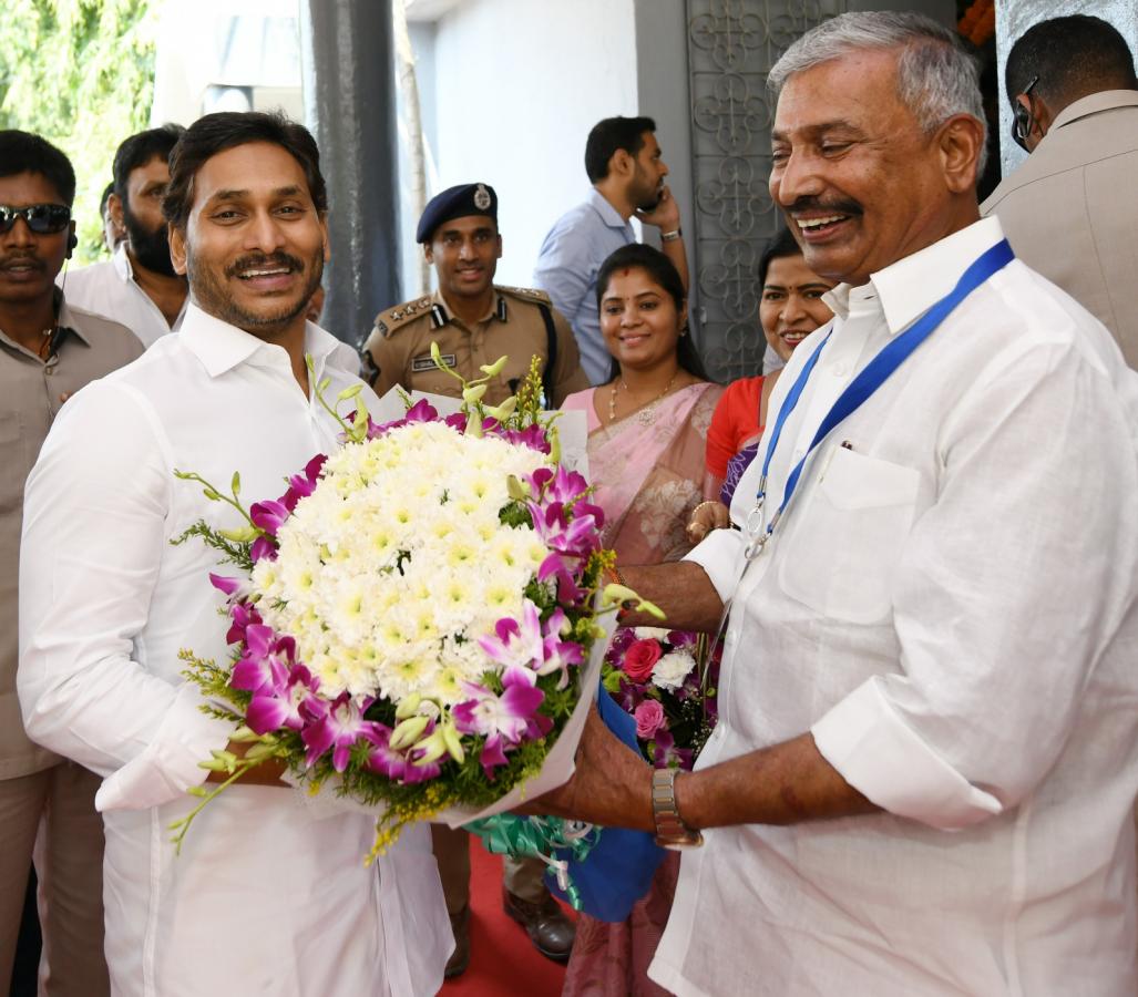 CM YS Jagan At YSRCP Meeting Vijayawada - Sakshi3