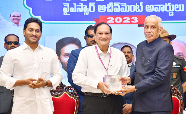 AP Governor Abdul Nazeer And YS Jagan presents YSR Achievement Awards-2023 Photos - Sakshi1