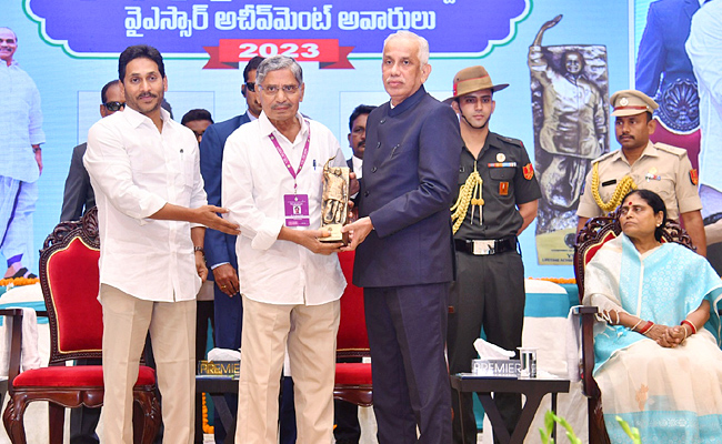 AP Governor Abdul Nazeer And YS Jagan presents YSR Achievement Awards-2023 Photos - Sakshi10