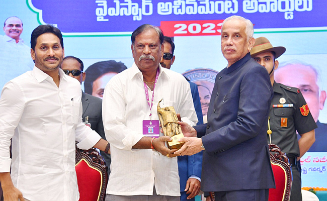 AP Governor Abdul Nazeer And YS Jagan presents YSR Achievement Awards-2023 Photos - Sakshi14