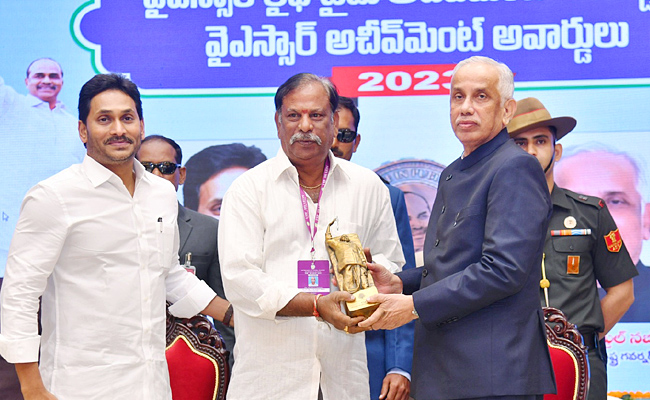 AP Governor Abdul Nazeer And YS Jagan presents YSR Achievement Awards-2023 Photos - Sakshi15