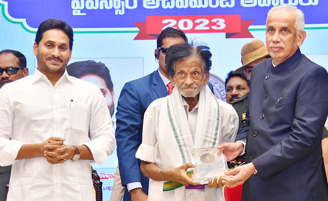 AP Governor Abdul Nazeer And YS Jagan presents YSR Achievement Awards-2023 Photos - Sakshi17