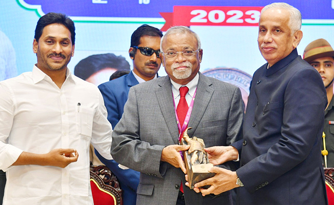 AP Governor Abdul Nazeer And YS Jagan presents YSR Achievement Awards-2023 Photos - Sakshi38