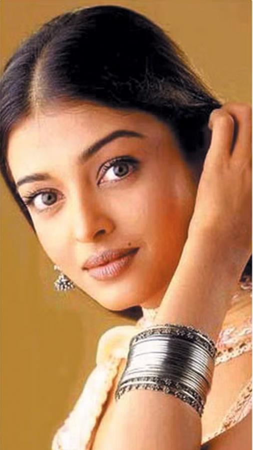 Bollywood Beauty Aishwarya Rai Birthday Rare Photos - Sakshi10