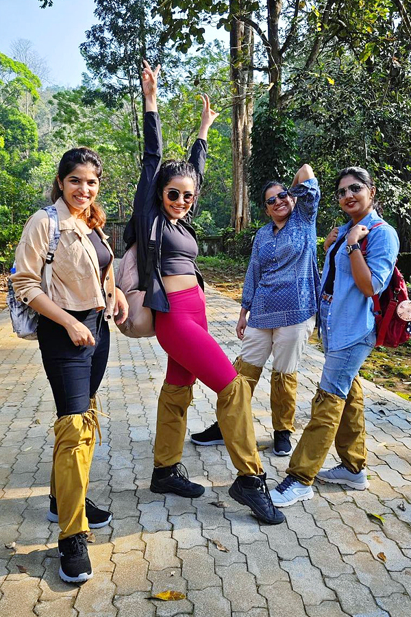 Anupama Parameswaran Fun Trip With Friends Photos - Sakshi4