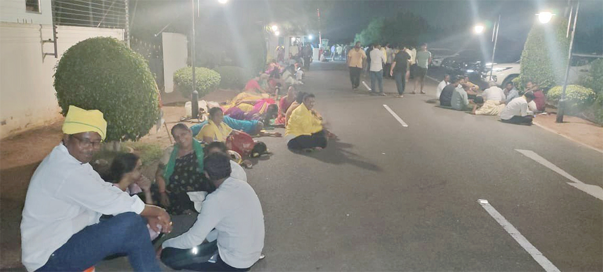 TDP Leaders Family Members Console CBN After Release Photos - Sakshi10