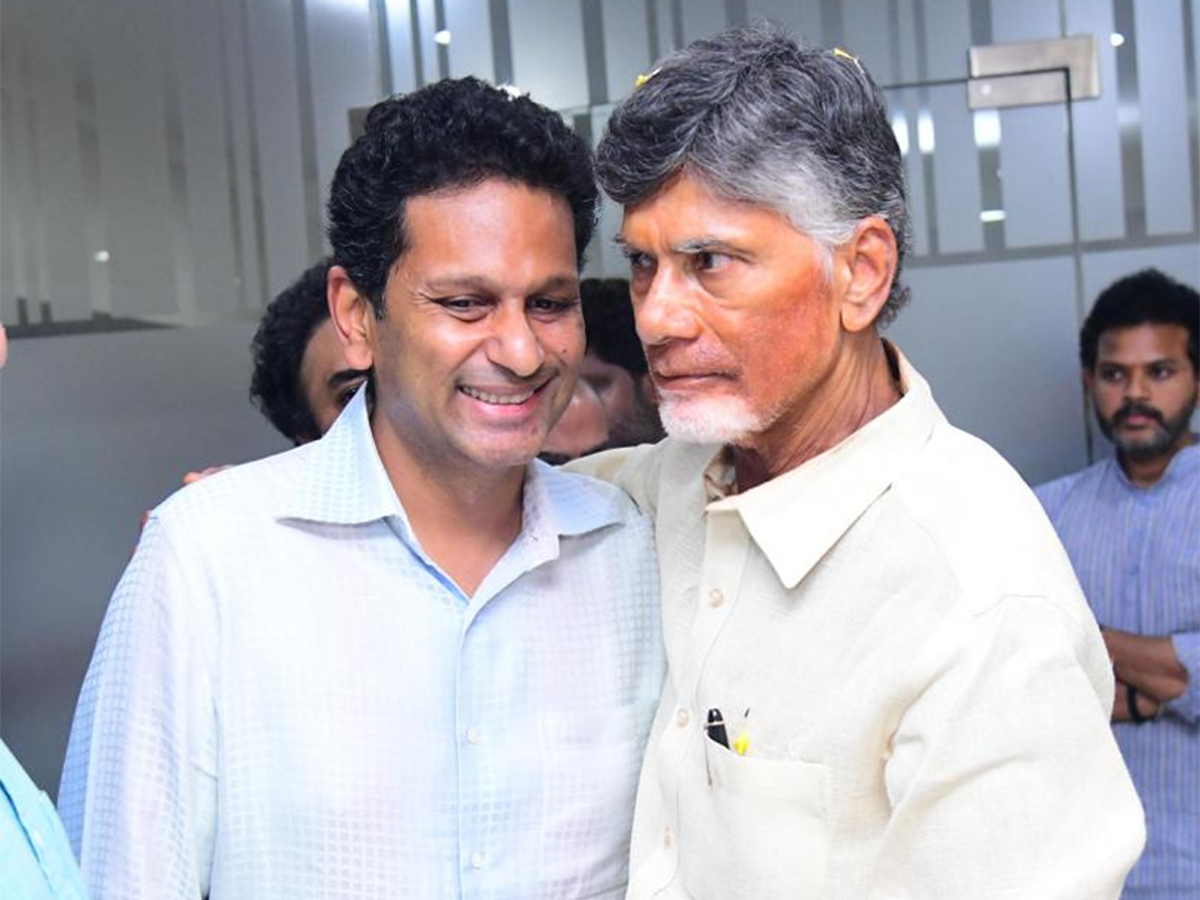 TDP Leaders Family Members Console CBN After Release Photos - Sakshi2