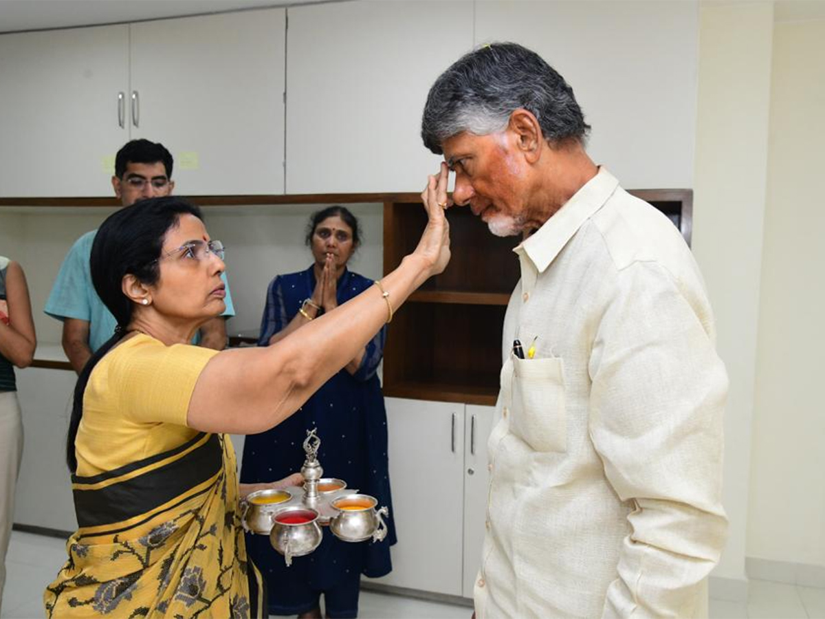 TDP Leaders Family Members Console CBN After Release Photos - Sakshi7