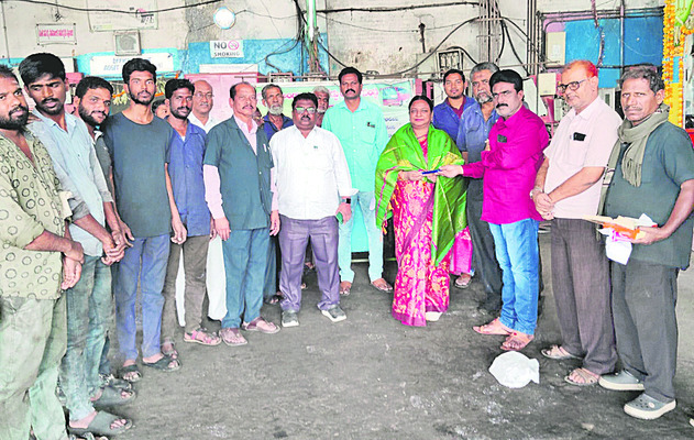 ఆర్‌ఎం ప్రభులతను సన్మానిస్తున్న కార్మికులు1