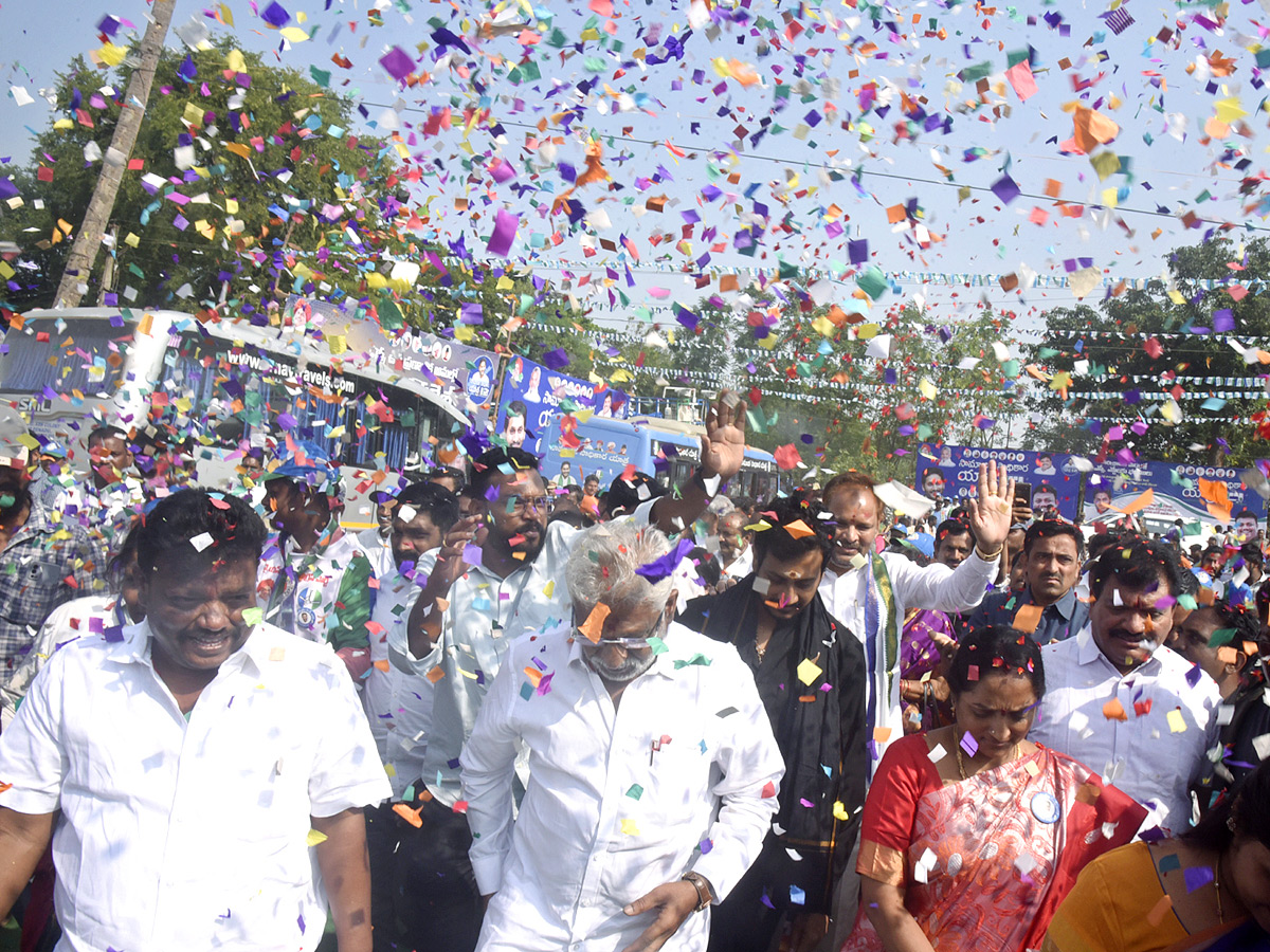 YSRCP Samajika Sadhikara Bus Yatra Photos - Sakshi5