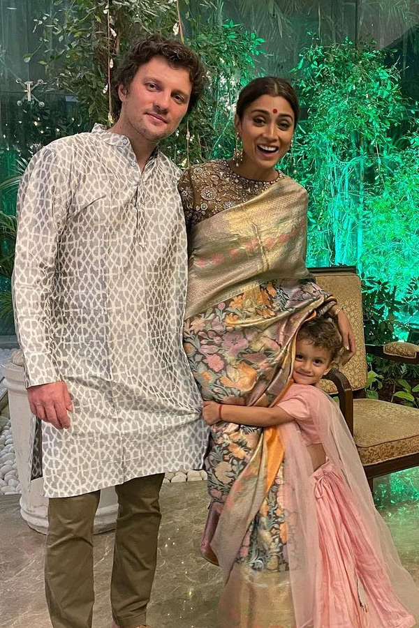 Shriya Saran shares glimpses of her Diwali celebrations Photos - Sakshi9