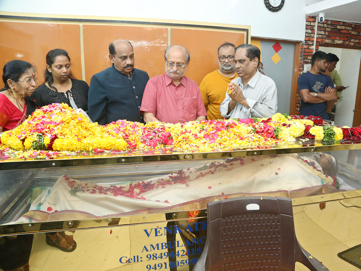 Cinema Industry mourns the demise of Telugu actor Chandra Mohan Photos - Sakshi14