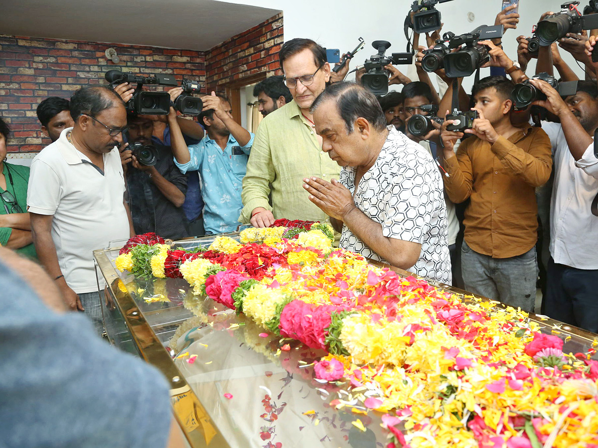 Cinema Industry mourns the demise of Telugu actor Chandra Mohan Photos - Sakshi5