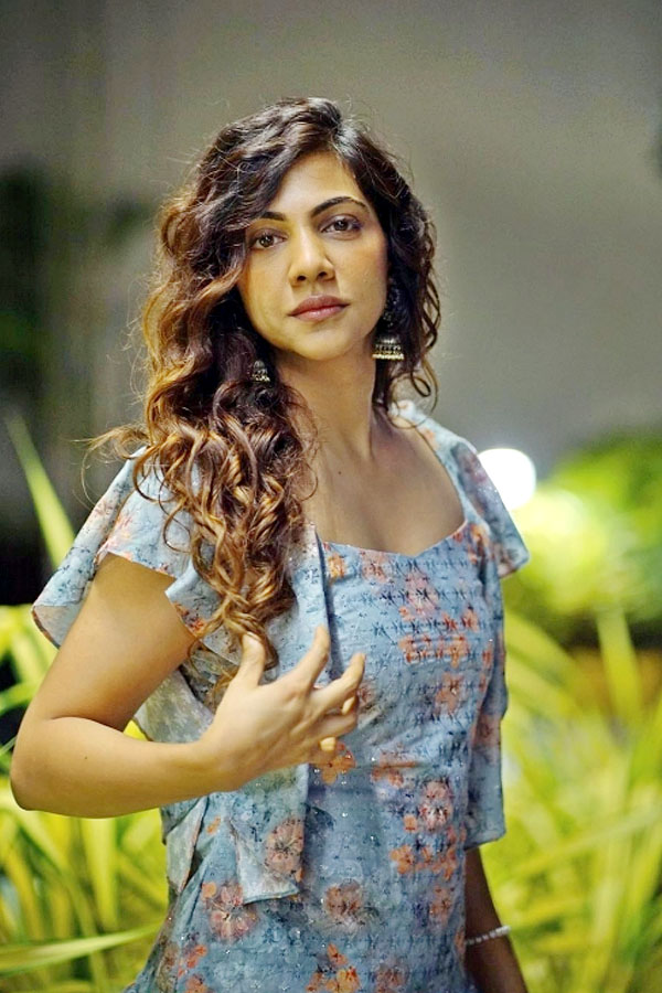 Indian Actress Madonna Sebastian Glamour Stills HD Photo Gallery - Sakshi19