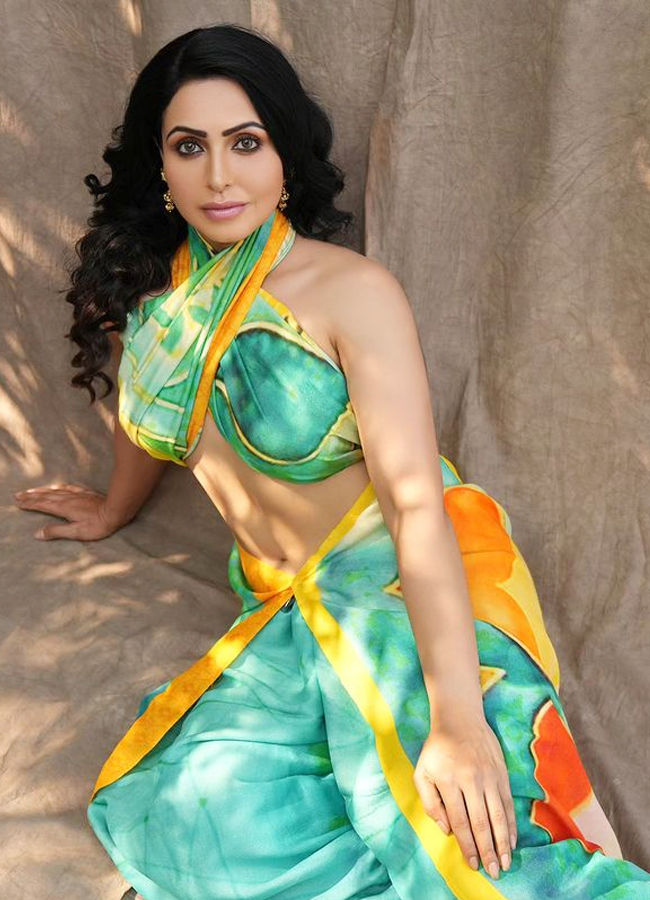 Actress Nandini Rai Looks Drop Dead Gorgeous Photos - Sakshi8