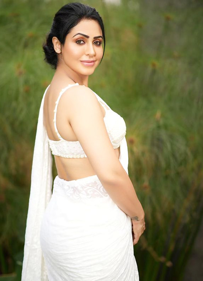 Actress Nandini Rai Looks Drop Dead Gorgeous Photos - Sakshi6