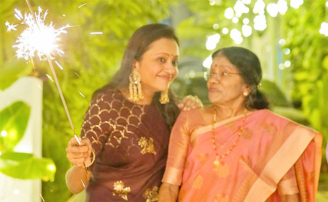 Anchor Suma Kanakala Diwali Celebration with her Family Photos - Sakshi2