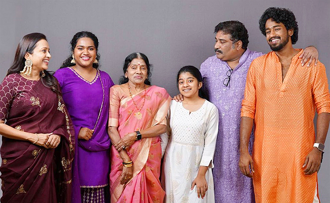 Anchor Suma Kanakala Diwali Celebration with her Family Photos - Sakshi5