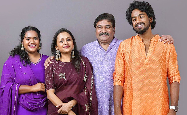 Anchor Suma Kanakala Diwali Celebration with her Family Photos - Sakshi6