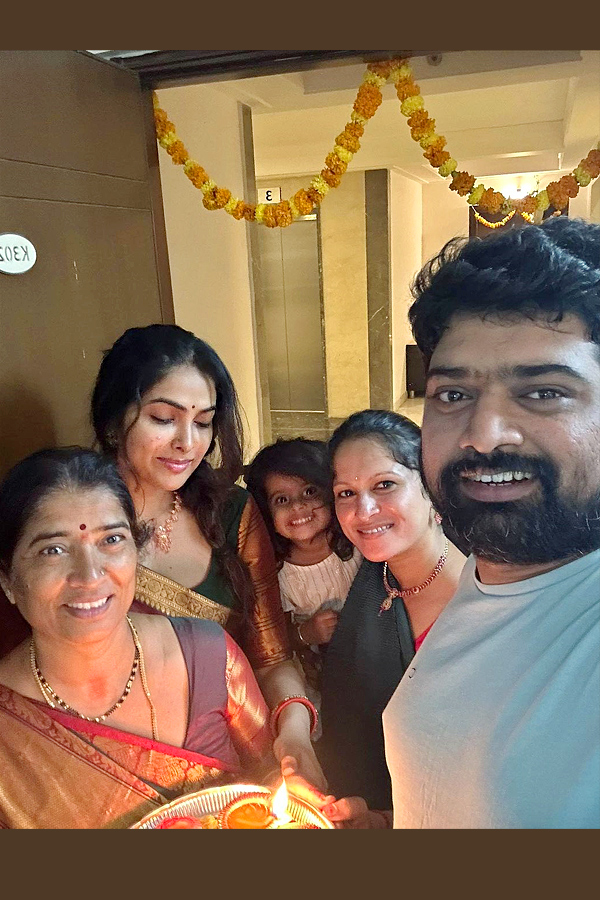 Bigg Boss Fame Divi Vadthya Diwali Celebrations Photos - Sakshi8