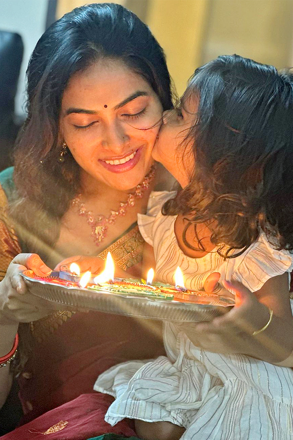 Bigg Boss Fame Divi Vadthya Diwali Celebrations Photos - Sakshi9