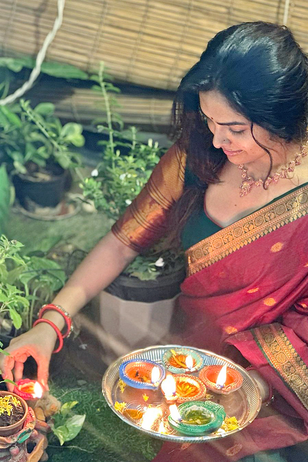 Bigg Boss Fame Divi Vadthya Diwali Celebrations Photos - Sakshi10