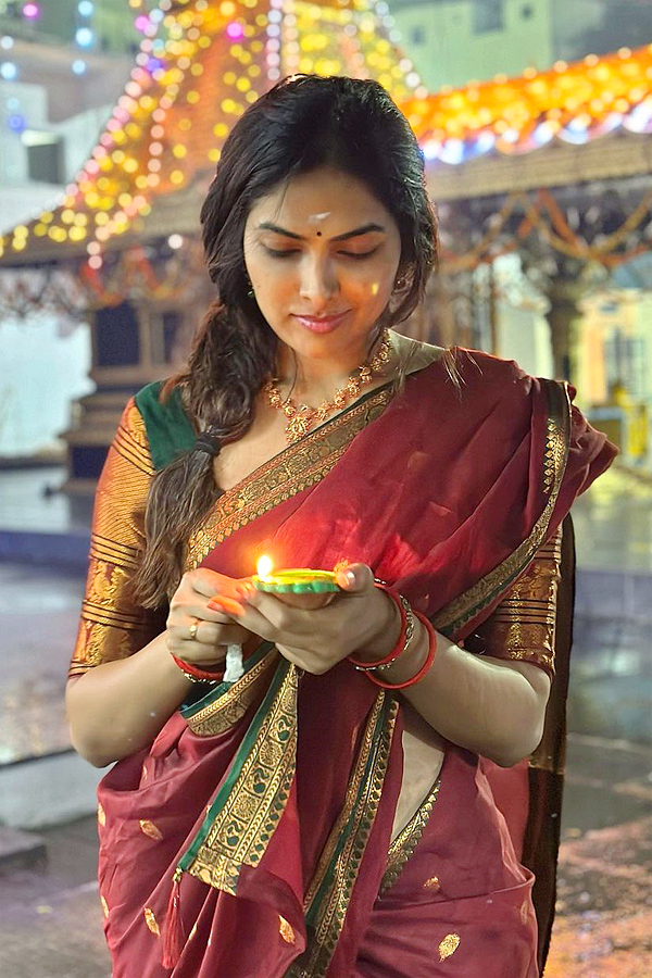 Bigg Boss Fame Divi Vadthya Diwali Celebrations Photos - Sakshi4