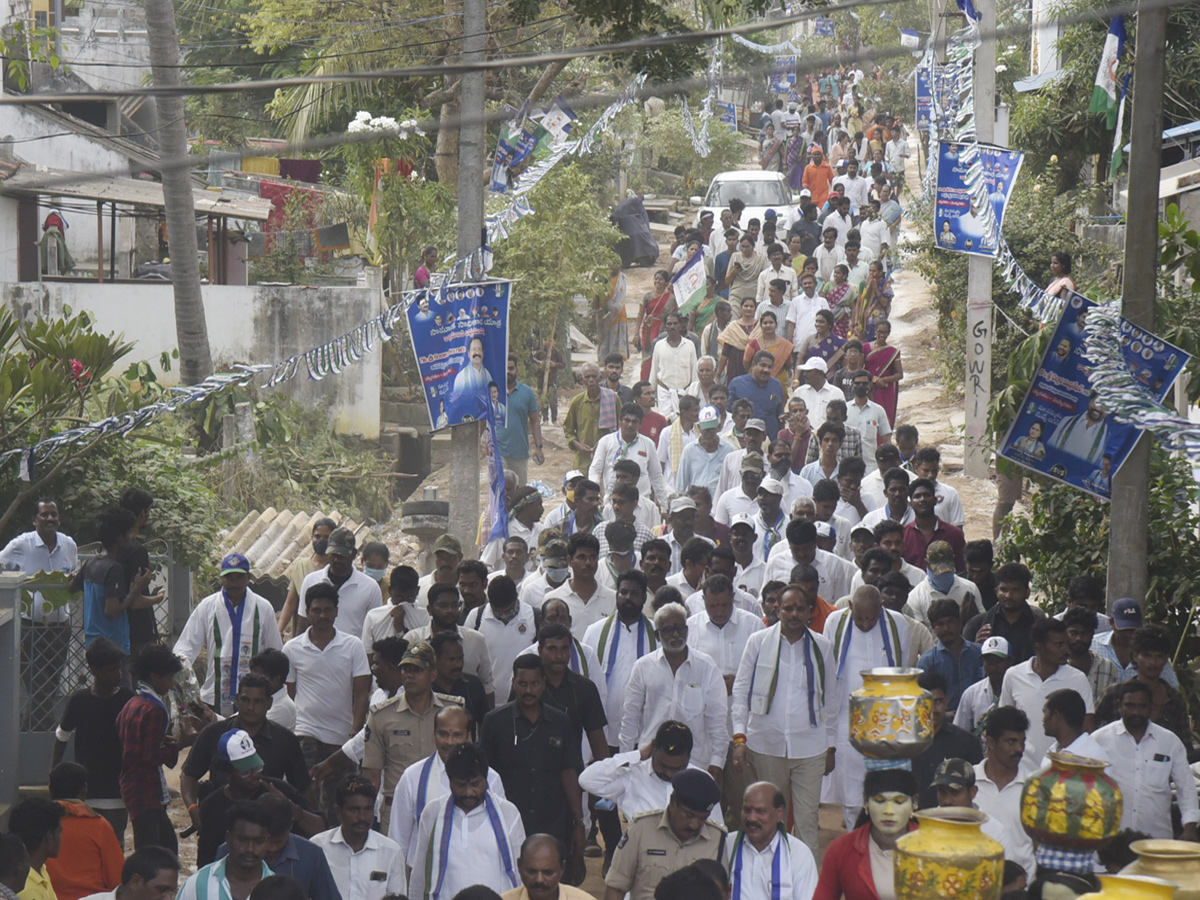 YSRCP Samajika Sadhikara Bus Yatra Photos - Sakshi2