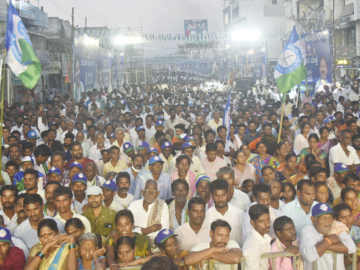 YSRCP Samajika Sadhikara Bus Yatra Photos - Sakshi4