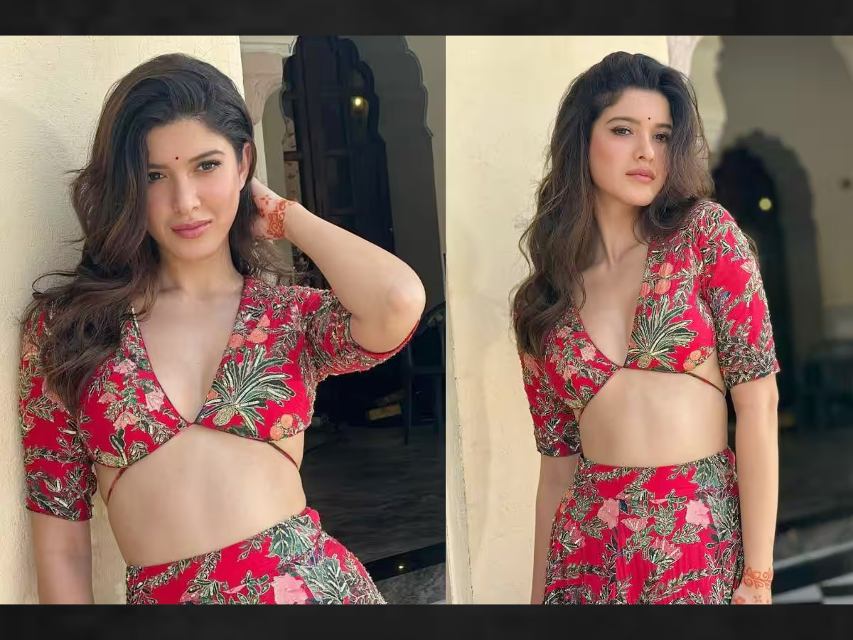 Shanaya Kapoor With Stylish Poses - Sakshi1