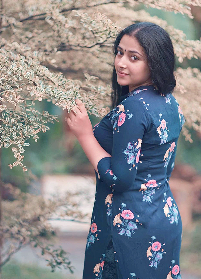 Actress Anu Sithara HD Images - Sakshi15