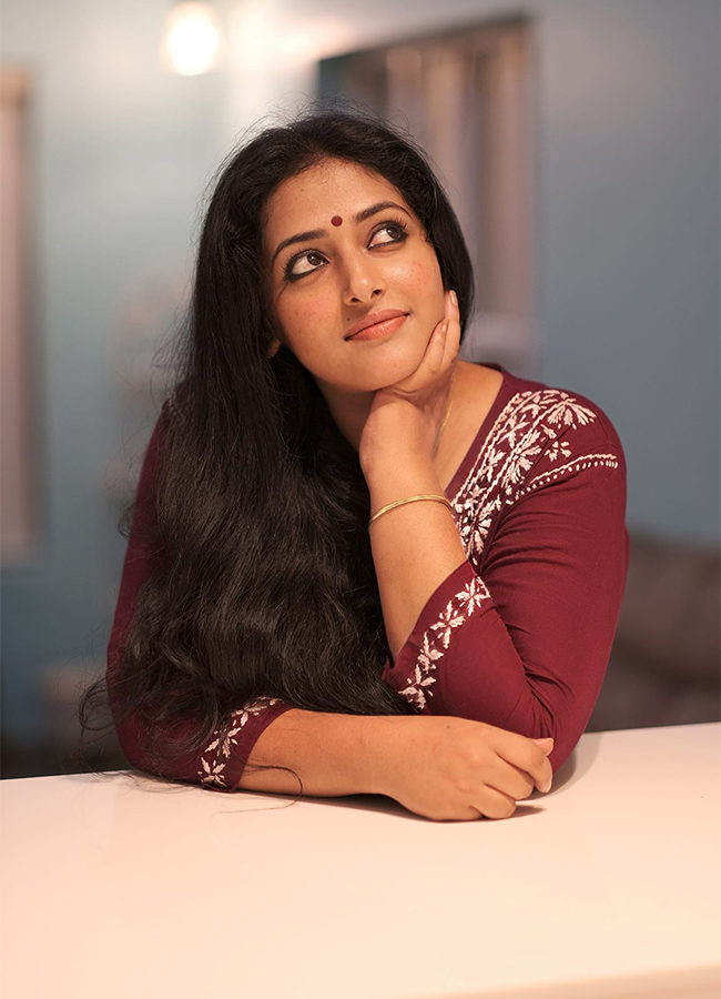 Actress Anu Sithara HD Images - Sakshi19