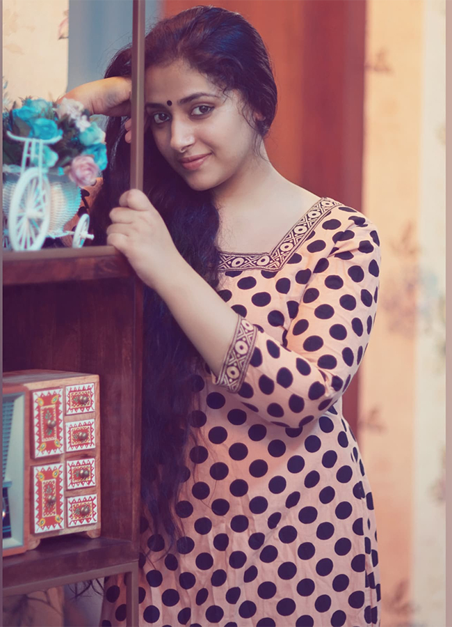 Actress Anu Sithara HD Images - Sakshi20