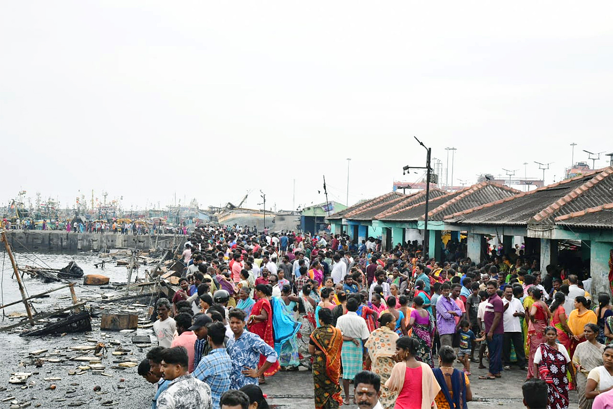 Boats Burnt In Visakhapatnam Fishing Harbour Photos - Sakshi16