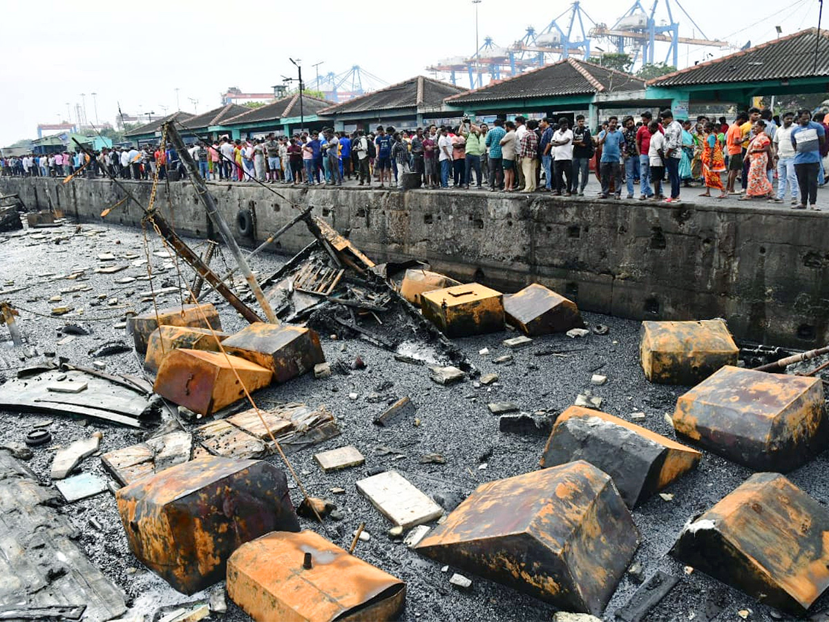 Boats Burnt In Visakhapatnam Fishing Harbour Photos - Sakshi18