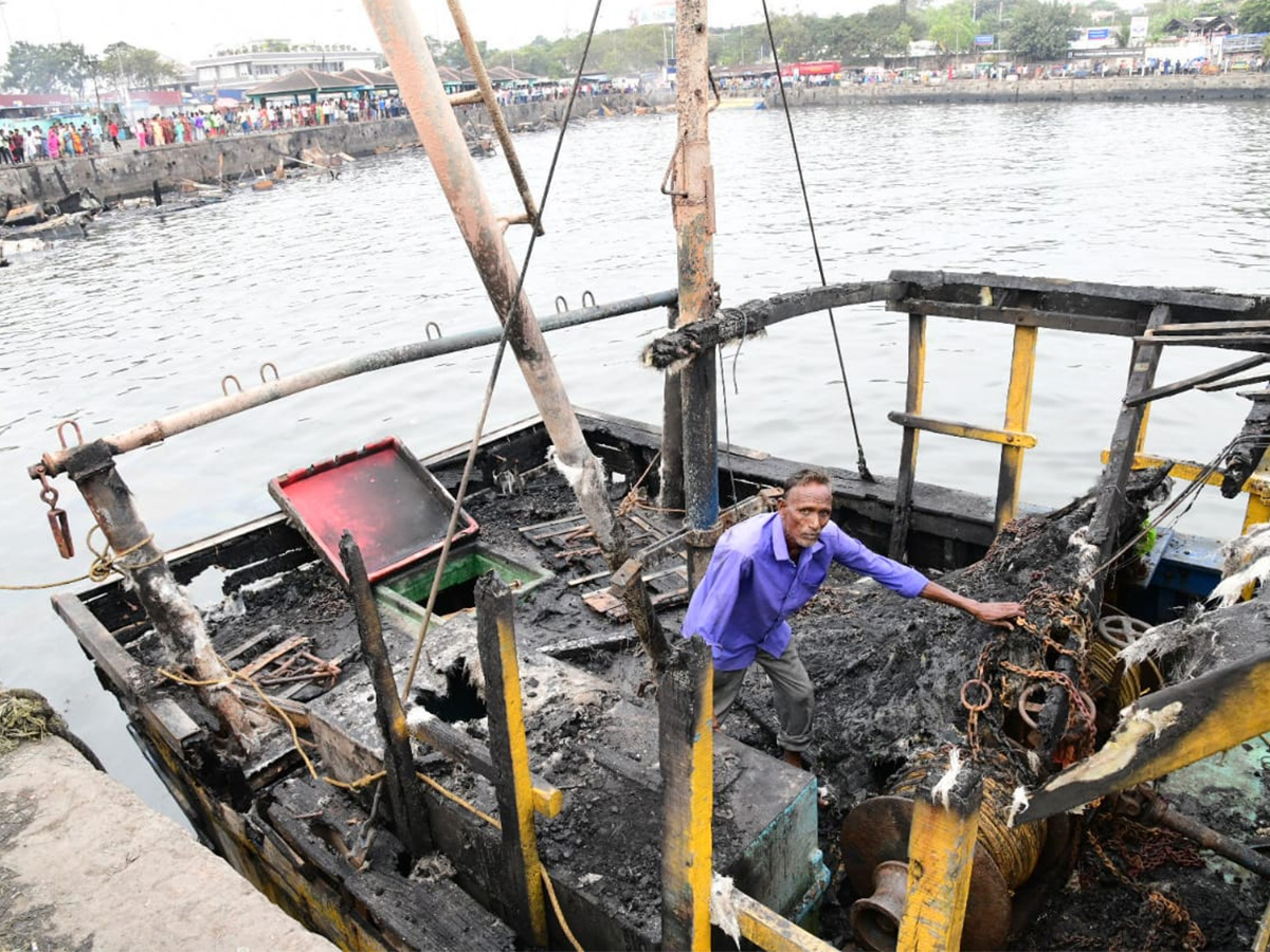 Boats Burnt In Visakhapatnam Fishing Harbour Photos - Sakshi2