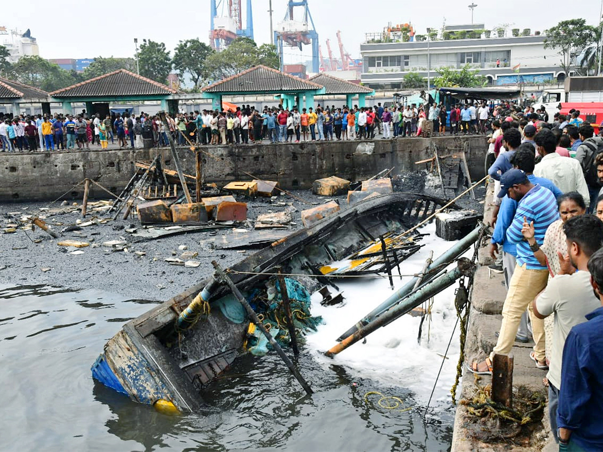 Boats Burnt In Visakhapatnam Fishing Harbour Photos - Sakshi19