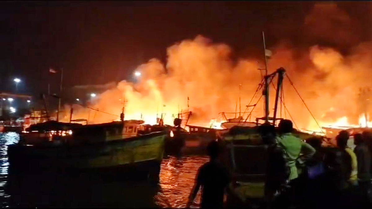 Boats Burnt In Visakhapatnam Fishing Harbour Photos - Sakshi21