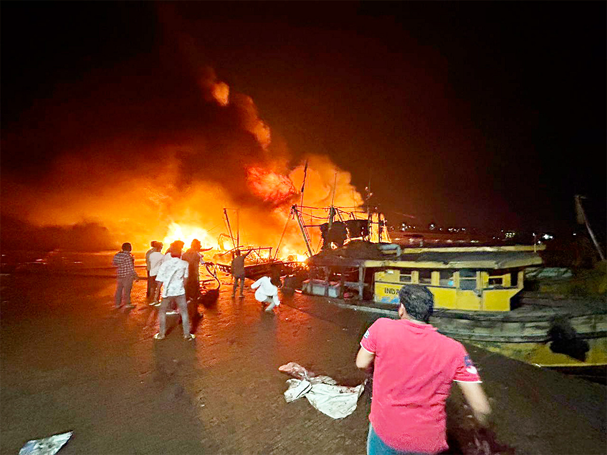 Boats Burnt In Visakhapatnam Fishing Harbour Photos - Sakshi5