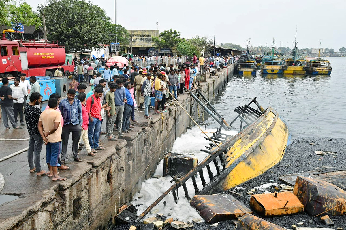 Boats Burnt In Visakhapatnam Fishing Harbour Photos - Sakshi6