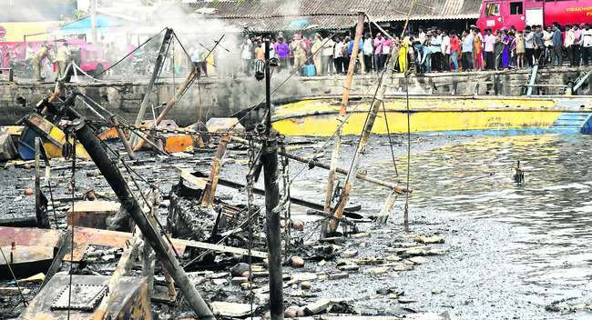 ఫిషింగ్‌ హార్బర్‌లో దగ్ధమైన బోట్లు 2