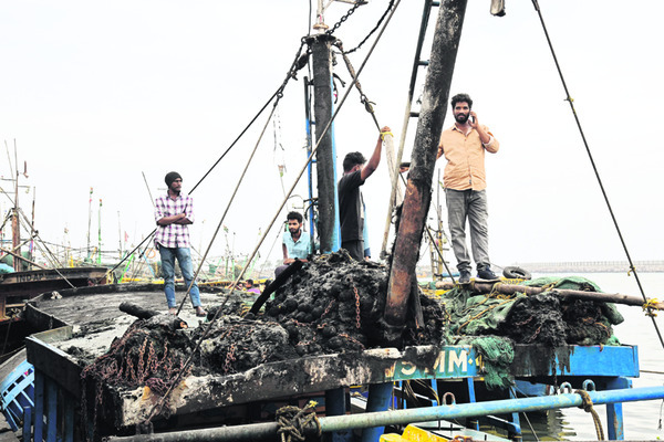 దగ్ధమైన బోట్లు, సామగ్రి 1