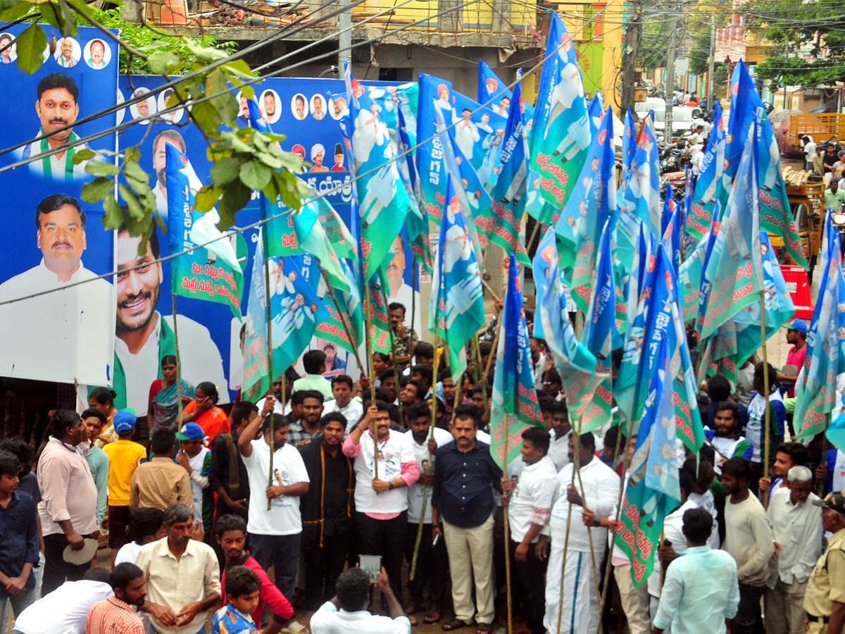 YSRCP Samajika Sadhikara Bus Yatra Photos - Sakshi2