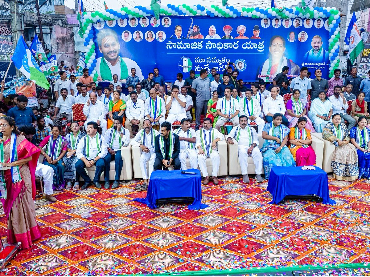 YSRCP Samajika Sadhikara Bus Yatra Photos - Sakshi2