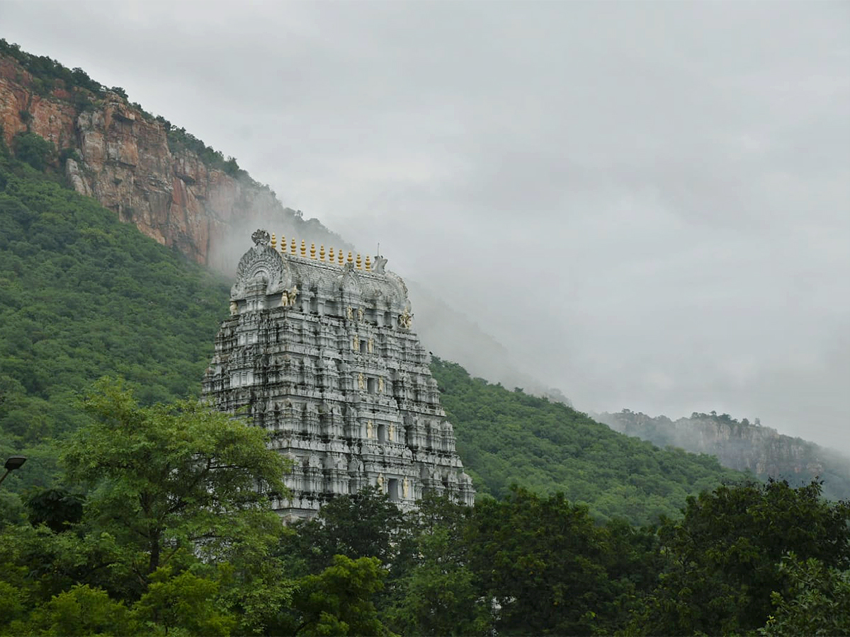 Tirumala Tirupati Temple Today Heavy Fog Photos - Sakshi1