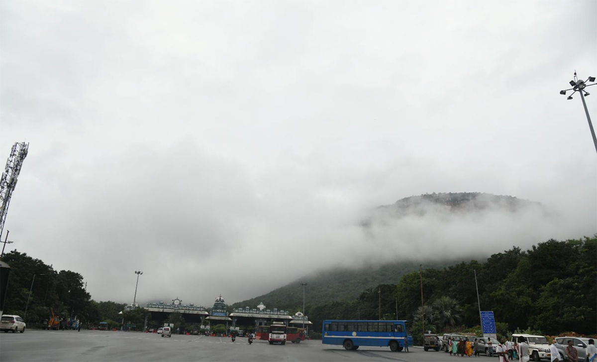 Tirumala Tirupati Temple Today Heavy Fog Photos - Sakshi12